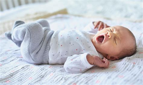 1 yaşındaki bebeğin uykuda sıçraması